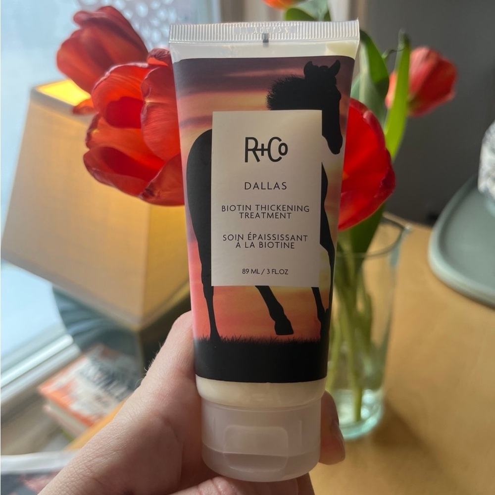 NEW R+Co DALLAS
BIOTIN THICKENING TREATMENT, 3 oz